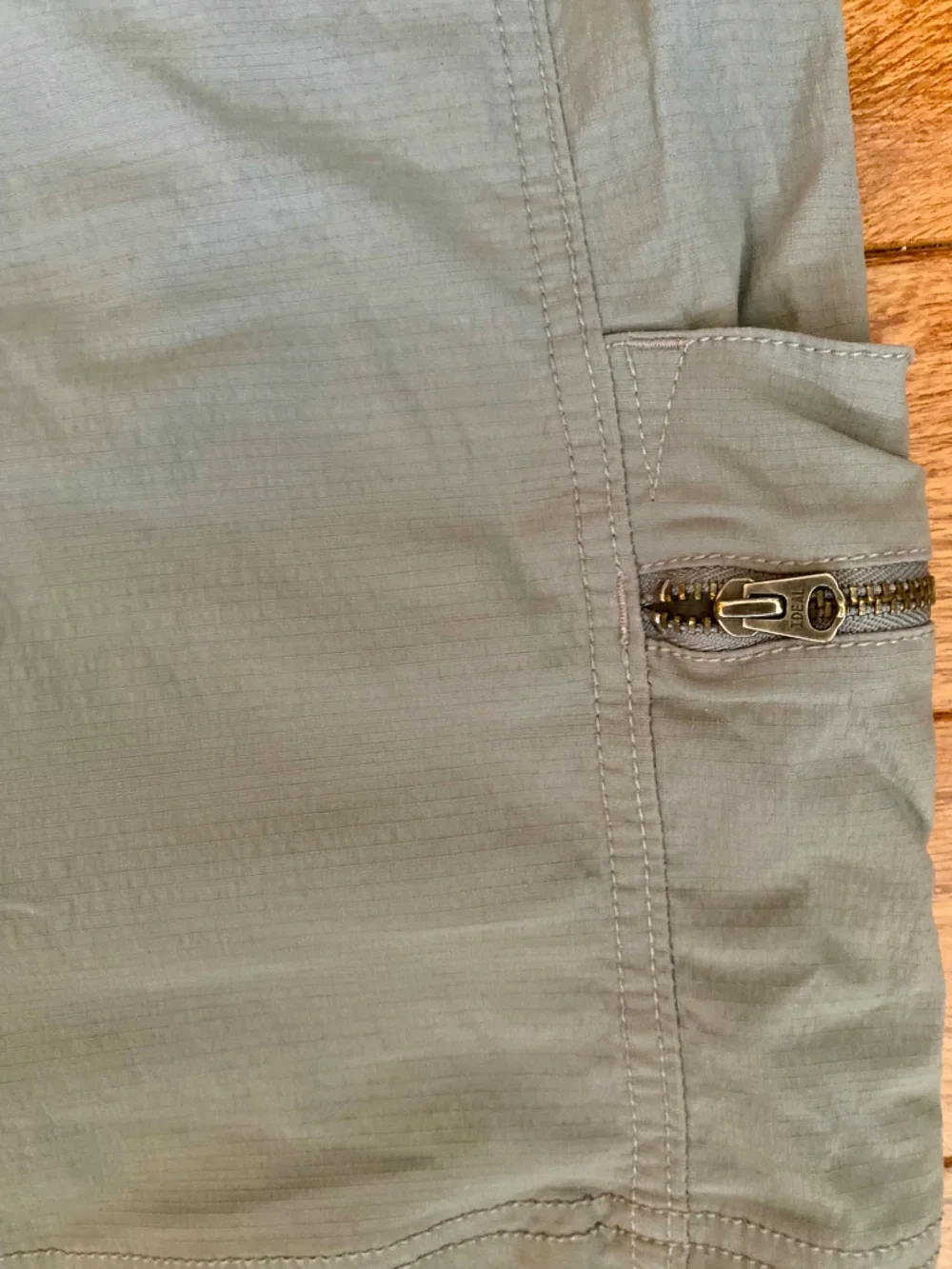 Athleta Gray Utility Cargo Skort Size 14 Hiking Travel Zip Pockets